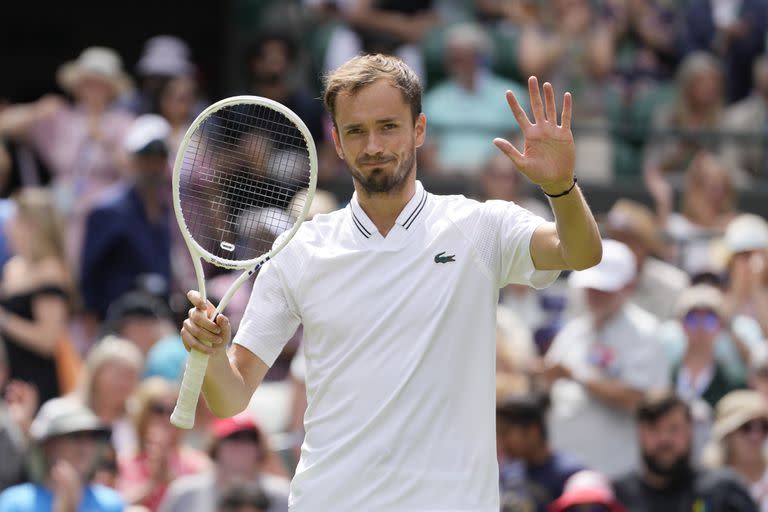Daniil Medvedev recibe los aplausos de Wimbledon después de derrotar al checo Jiri Lehecka; el ruso admitió sentirse 