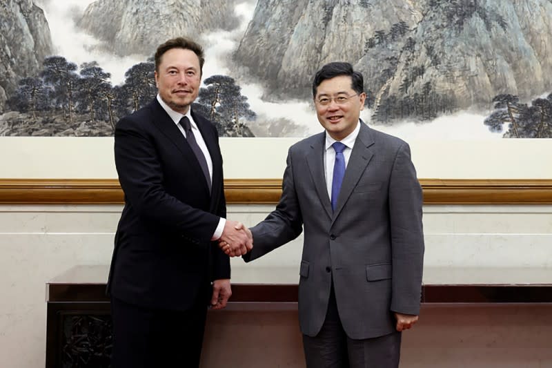 2023年5月30日，中國國務委員兼外長秦剛在北京會見特斯拉執行長馬斯克。（美聯社）