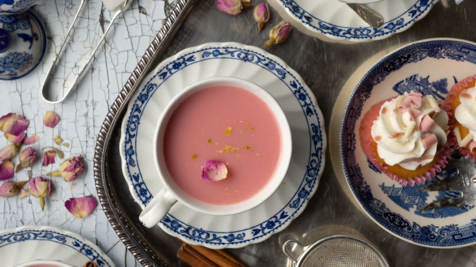 Kashmiri pink chai offers pastel-colored refreshment. - Alamy
