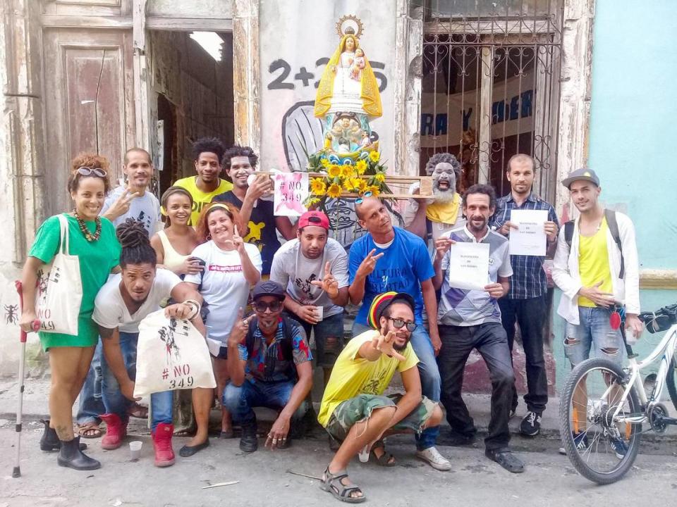 Miembros del Movimiento San Isidro, incluyendo al artista Luis Manuel Otero Alcántara en un video parte de la exposición “Vuelve a Nosotros Tus Ojos. La Caridad Nos Une”, con la que celebra el aniversario de La Ermita.