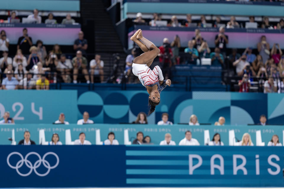 PARIS, PRANCIS: 30 JULI: Simone Biles dari Amerika Serikat menampilkan gerakan senam lantainya selama Final Tim Senam Artistik Putri di Bercy Arena selama Olimpiade Musim Panas Paris 2024 pada 30 Juli 2024 di Paris, Prancis. (Foto oleh Tim Clayton/Corbis via Getty Images)