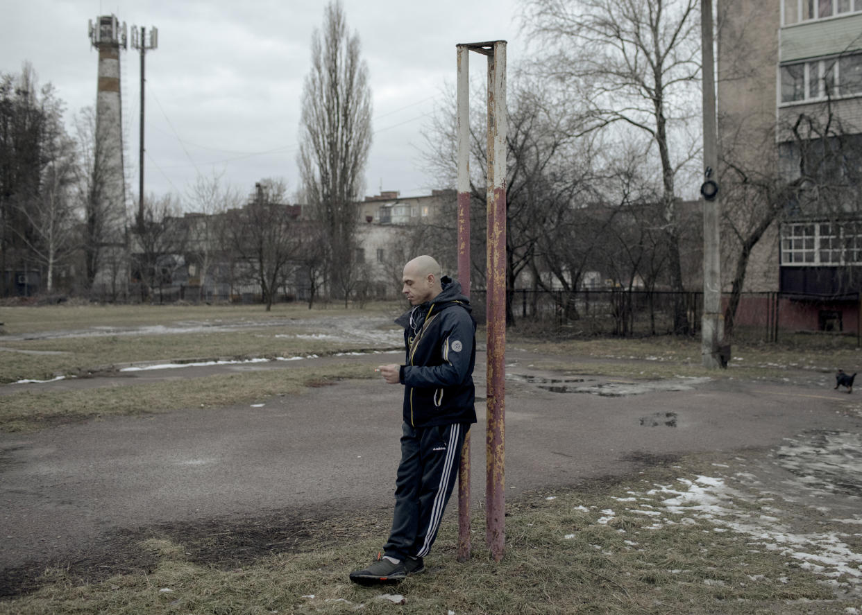 Un tanque circula por una calle en Siversk, una ciudad al norte de Bajmut, en la provincia de Donetsk del este de Ucrania, el jueves 16 de marzo de 2023. (Tyler Hicks/The New York Times)