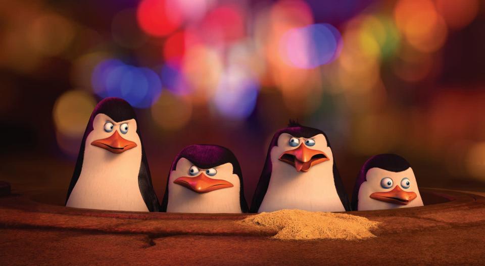 Doch auch in "Madagascar" gab es heimliche Helden: Die fantastischen vier Pinguine Kowalski, Skipper, Rico und Private versuchen vergeblich, durch unterirdische Tunnel bis in die Antarktis zu kommen. Die mafiösen Figuren bekamen 2014 sogar einen eigenen Kinofilm: "Die Pinguine aus Madagascar". (Bild: SAT.1 / 2014 DreamWorks Animation, L.L.C.)