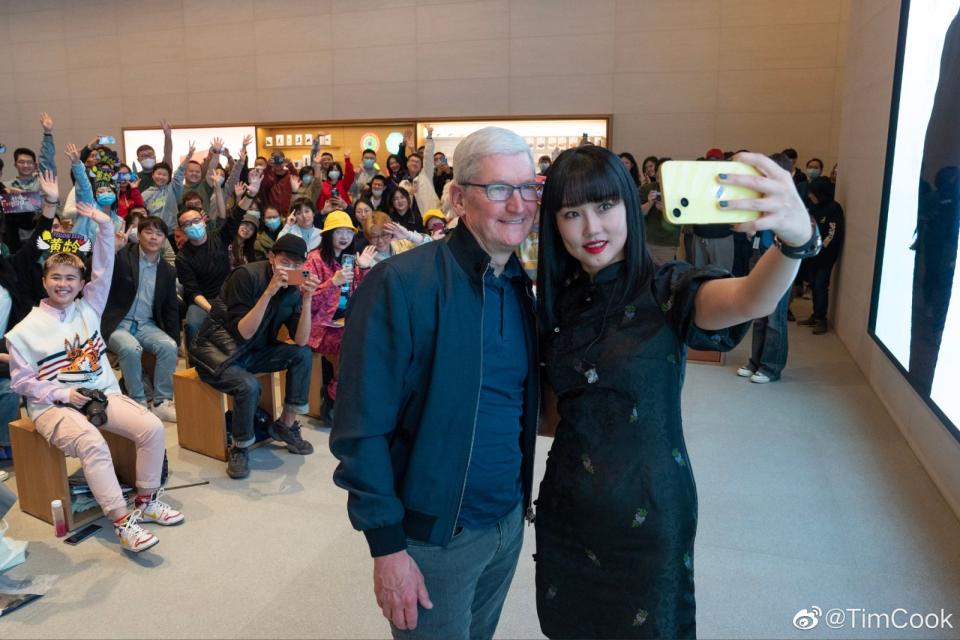 蘋果執行長庫克(左)24日參訪位於中國北京三里屯的蘋果旗艦店，與歌手黃齡合影。翻攝Tim Cook微博