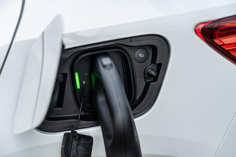 XC40 Recharge所使用的充電孔形式為目前市面上主流的 AC – J1772 / DC – CCS1 規格。