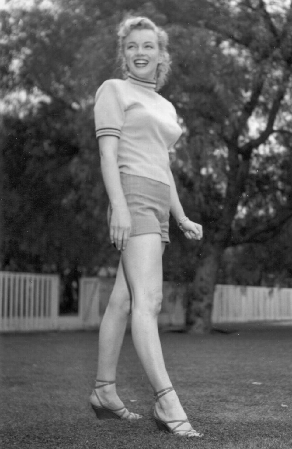 Marilyn Monroe photo session at Hollywood agent Johnny Hyde's backyard (708 w. Palm Drive) on May 17, 1950 in Beverly Hills, California