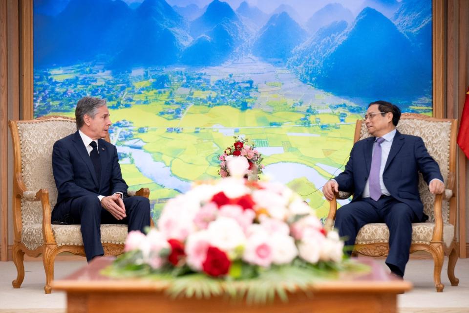 美國國務卿布林肯(左)訪問河內與越南總理范明正(右)會晤。路透社