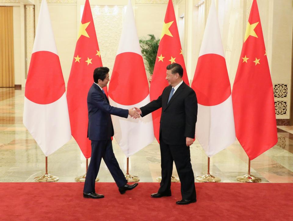 日本前首相安倍晉三（左）與中國國家主席習近平（右），於2019年12月23日舉辦於中國成都的中日韓3國峰會上握手。翻攝日本首相官邸