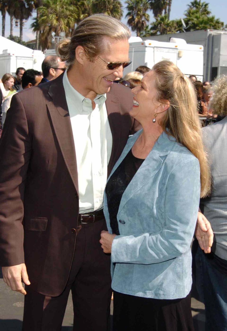 <p>Jeff – experimenting with a man bun! – looks at his wife with adoration at the 20th Annual Independent Spirit Awards, where he was nominated for best male lead for <em>The Door in the Floor.</em></p>