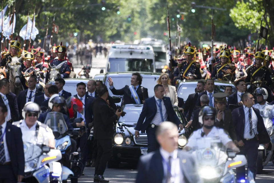 <strong>阿根廷總統米雷伊和妹妹卡琳娜乘車前往位於首都的政府大樓。（圖／美聯社）</strong>