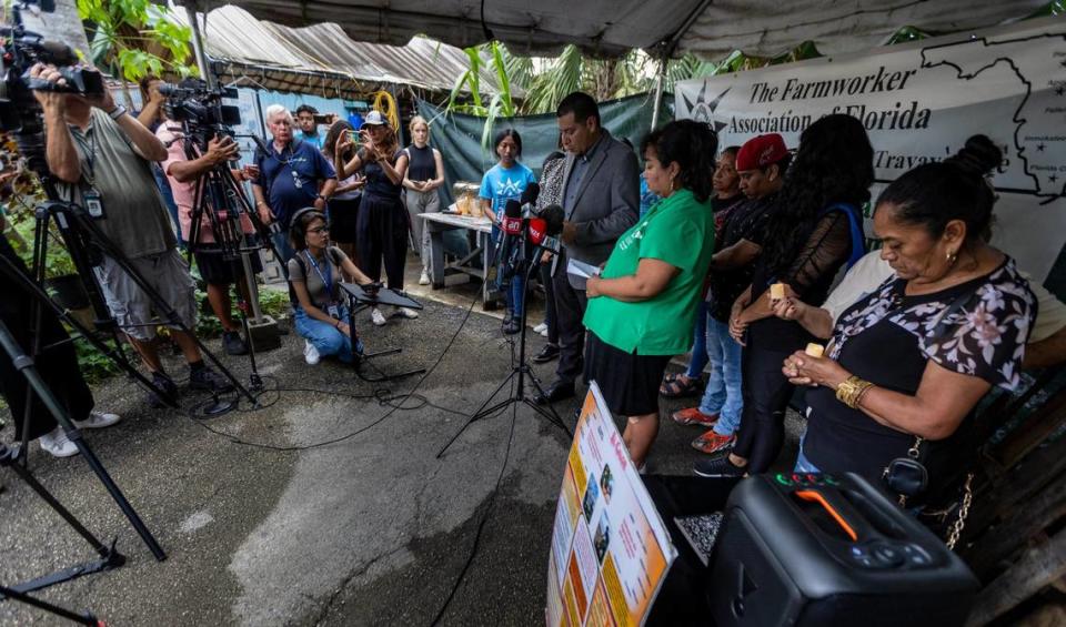 Homestead, Florida, 14 de julio de 2023 - Líderes comunitarios, trabajadores y familiares se reúnen mientras la Florida Farmworker Association organiza una vigilia por Efraín López García, un trabajador agrícola guatemalteco que murió mientras trabajaba en Homestead el 6 de julio, cuando el índice de calor alcanzó los 106 grados. Tenía 29 años y, al parecer, su muerte estuvo relacionada con el calor.