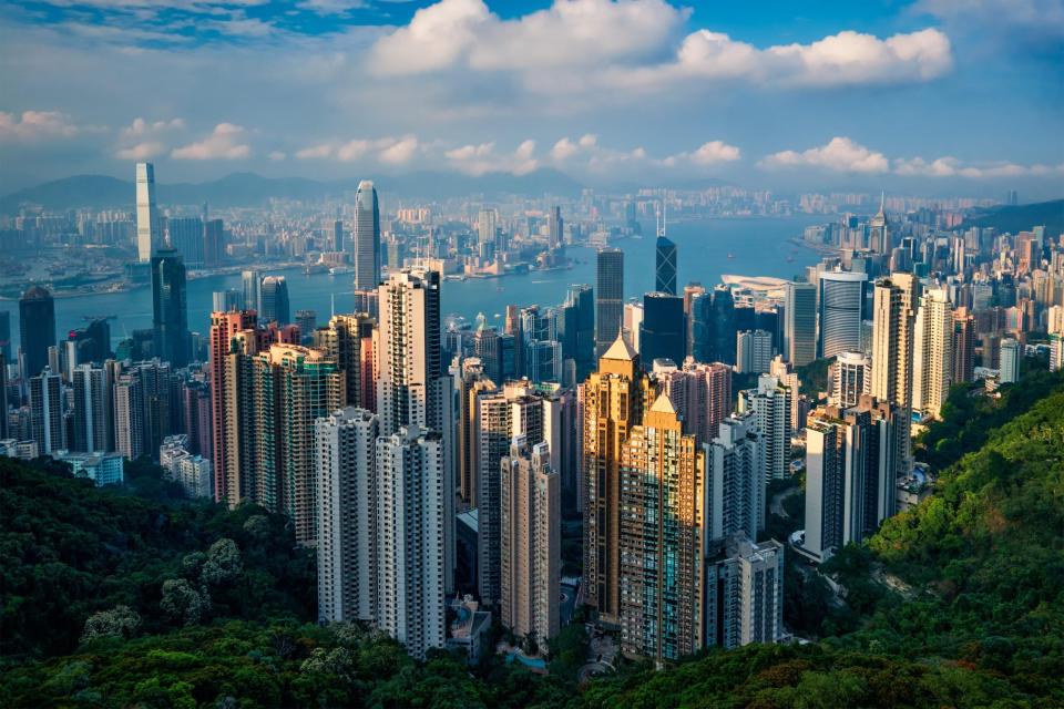 Atemberaubend: Der Ausblick auf Hongkong vom Berg Victoria Peak. Um diese Sicht zu genießen, können Besucher nach oben wandern oder sich in einer historischen Seilbahn hochfahren lassen. - Copyright: picture alliance/Shotshop/Dmitry Rukhlenko