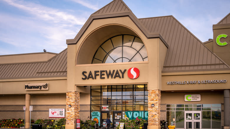 Front of Safeway grocery store