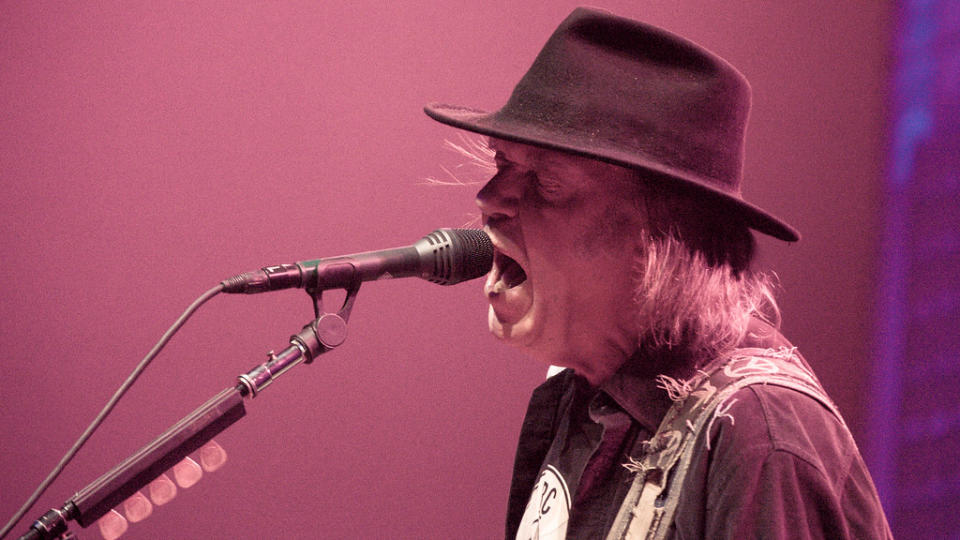 Neil Young quitó sus canciones de Spotify para no compartir espacio con Joe Rogan