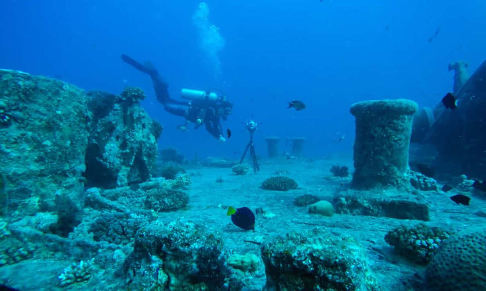 Underwater photogrammetry specialist Simon Brown spent more than 13 hours underwater shooting photographs for the model of the wreck. <cite>Thistlegorm Project</cite>