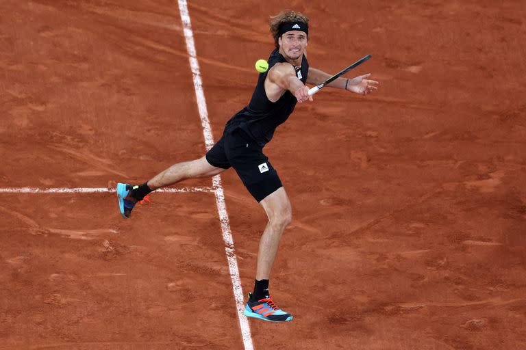 Germany's Alexander Zverev plays a backhand return to Spain's Rafael Nadal during their men's semi-final singles match on day thirteen of the Roland-Garros Open tennis tournament at the Court Philippe-Chatrier in Paris on June 3, 2022. (Photo by Thomas SAMSON / AFP)