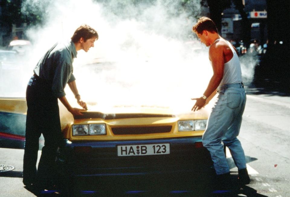 Die Komödie "Manta, Manta" machte 1991 Til Schweiger (rechts) berühmt. Die Fahrzeuge aus dem Film waren schon davor berühmt-berüchtigt: Der Opel Manta diente den einen als vierrädrige Witzfigur, die anderen vergötterten ihn als erschwingliche Kultkarre. Der Manta soll als E-Auto wiederkommen, auf der Leinwand bleibt's aber beim Verbrenner-Original: Über 30 Jahre nach dem ersten Film läuft das Sequel "Manta Manta - Zwoter Teil" ab sofort im Kino. (Bild: Constantin Film)
