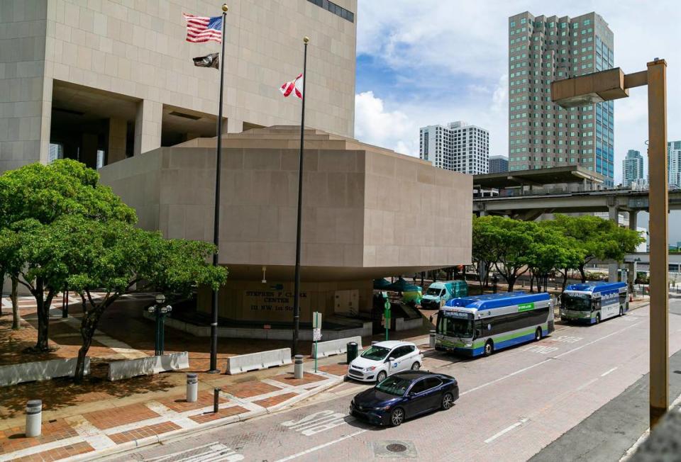 El Condado Miami-Dade está ofreciendo terrenos y edificios públicos que rodean su torre del Stephen P. Clark Government Center a urbanizadores como parte de un plan para crear un nuevo barrio en el downtown de la ciudad. Las propiedades que se ofrecen incluyen el anexo octogonal de las cámaras de la comisión, que sería demolido y sustituido. Los autobuses que ahora paran en la calle irían a un nuevo centro de transporte público contiguo a la estación de Metrorail y Metromover del Government Center.