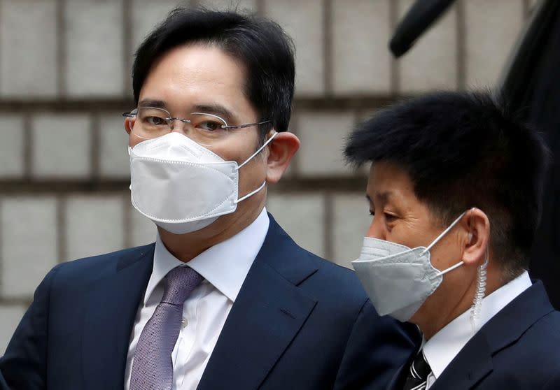 Samsung Group heir Jay Y. Lee arrives for a court hearing to review a detention warrant request against him at the Seoul Central District Court in Seoul
