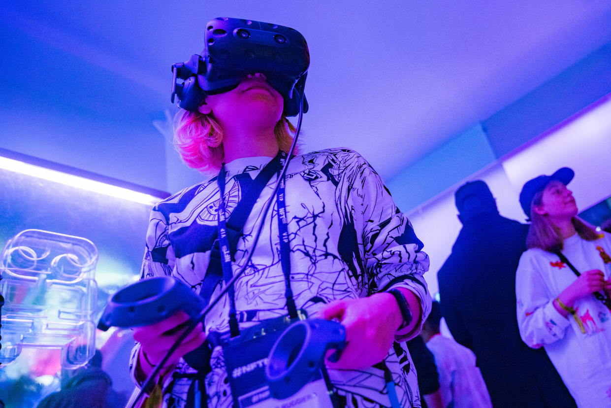 Una mujer prueba un visor de realidad virtual en VR World NYC, un local para jugar videojuegos en el midtown de Manhattan, el 1 de noviembre de 2021. (Jeenah Moon/The New York Times)