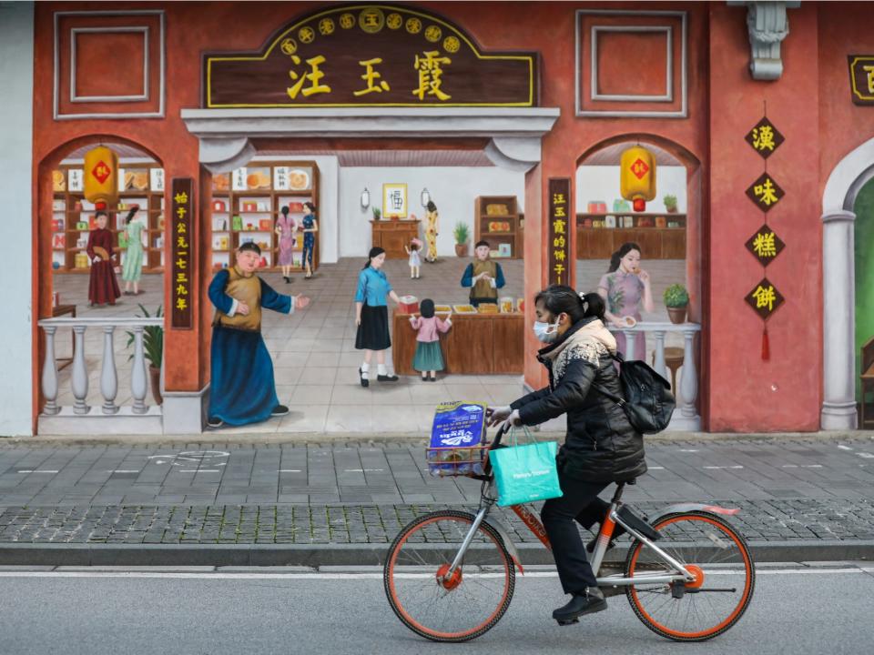 woman wuhan china hubei province coronavirus