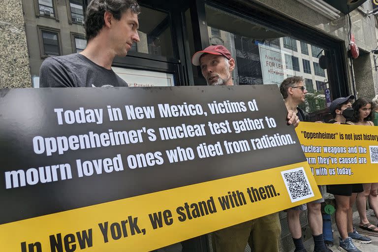 Matthew Bolton y Jan-Christoph Zoelsprotestan en Nueva York para llamar la atención sobre los residentes de Nuevo México que estuvieron a la radiación de la primera bomba atómica. (Andrew Facini via AP)