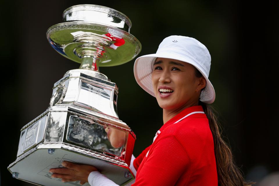 Amy Yang de Corea del Sur posa con el trofeo después de ganar el Campeonato PGA femenino KPMG 2024 en Sahalee Country Club el 23 de junio de 2024 en Sammamish, Washington.  (Foto de Steph Chambers/Getty Images)