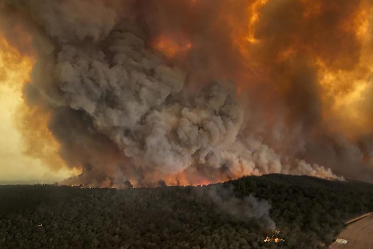 Wildfires rage under plumes of smoke in Bairnsdale, Australia: AP