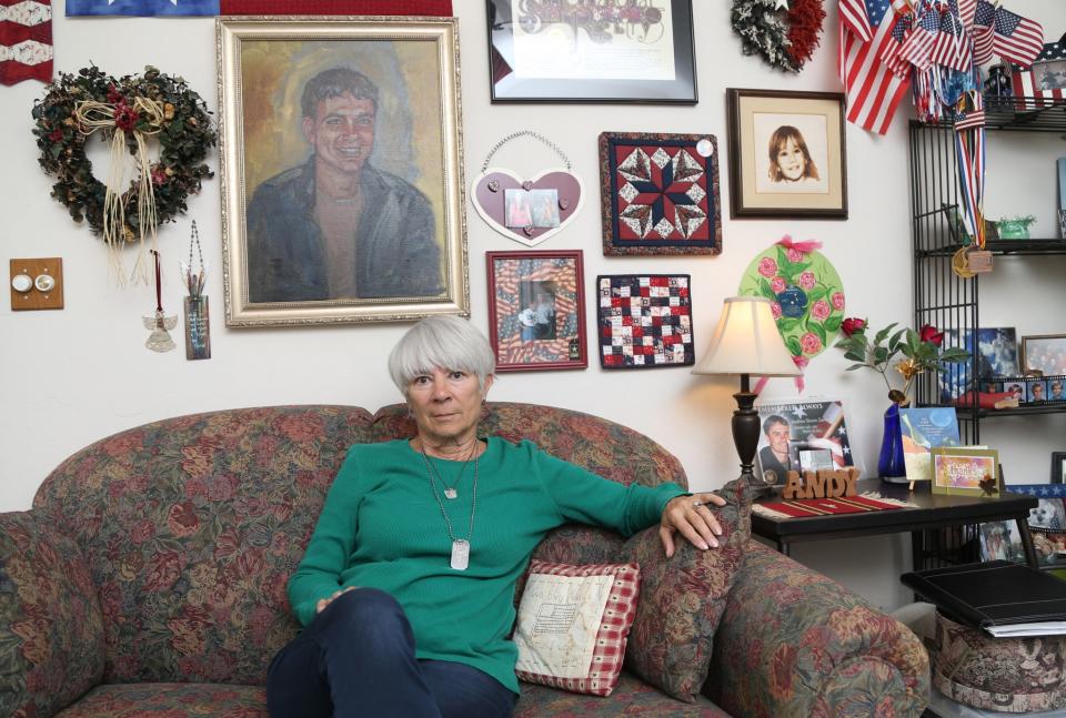 Sally Schindel sentada frente a una obra de su hijo Andrew Zorn, quien se suicidó después de confesar que era adicto a la marihuana. Habló de su vida y de los problemas que la marihuana ha causado en su hogar de Prescott, Arizona. Abril 4, 2017. (Foto: Patrick Breen para Yahoo News)