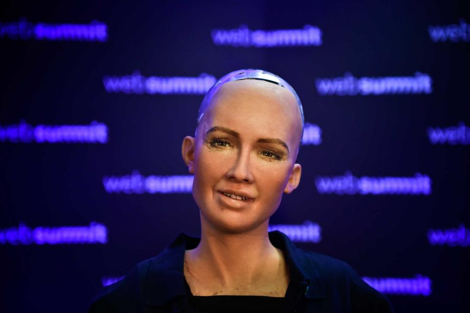 „Sophia The Robot” von Hanson Robotics beantwortet Fragen der Zuschauer auf dem „Web Summit 2017″ in Lissabon. (Bild: Getty Images)