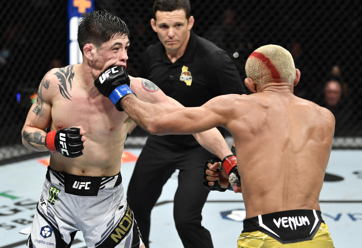 Deiveson Figueiredo de Brasil golpea a Brandon Moreno de México en una pelea por el campeonato de peso mosca de UFC en enero de 2022. (Foto: Chris Unger/Zuffa LLC)