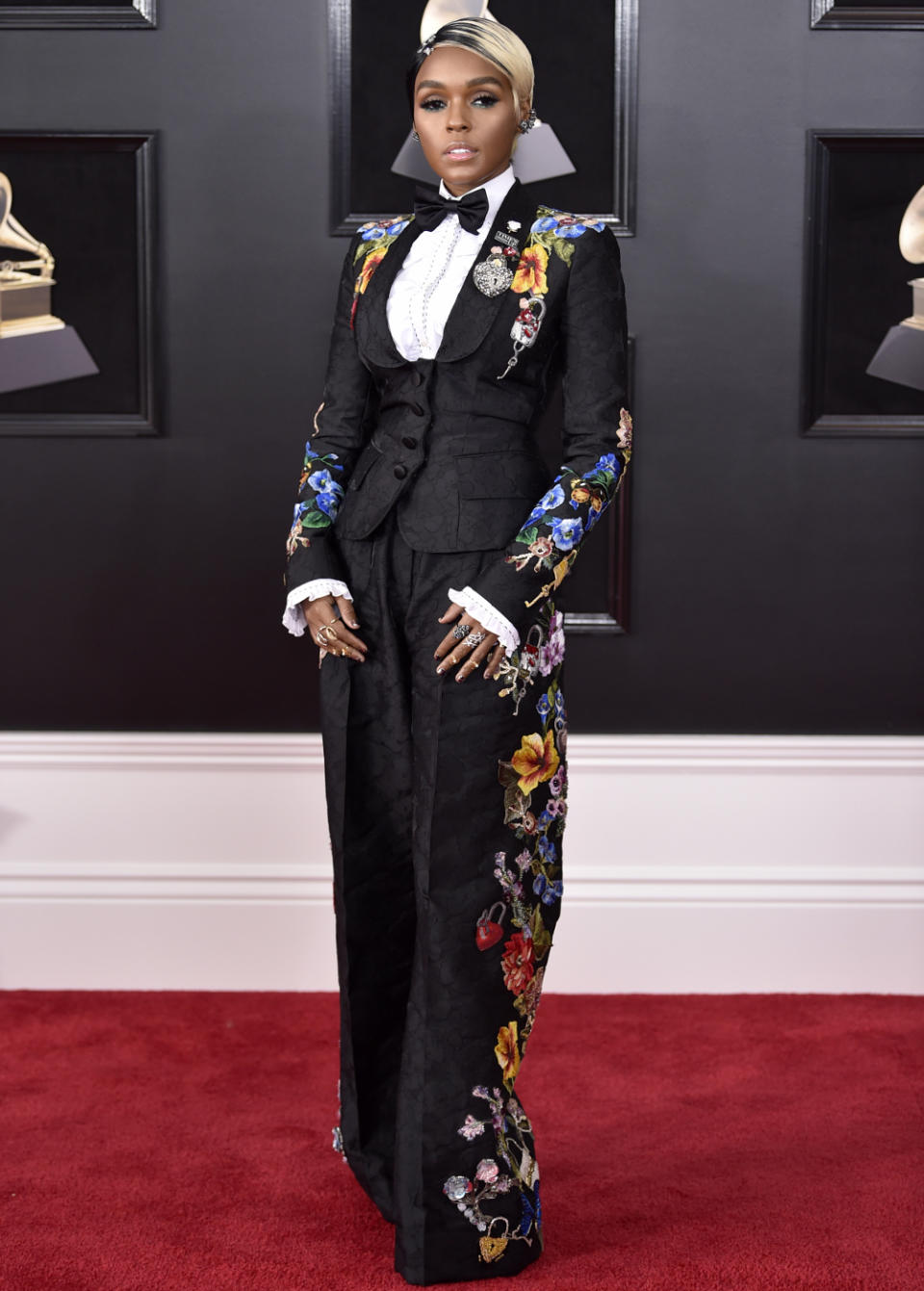 <p>Endlich mal was anderes: Den mit Abstand erfrischendsten Look des Abends trug Janelle Monae in Form dieses bestickten Damen-Smokings (Trend-Alarm!) von Dolce & Gabbana. (Bild: AP) </p>