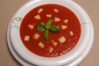 <p>Sopa caprese Knorr</p><br> <p>1.Ingredientes</p> <br> 1 kg. de tomates perita<br> 1 cucharada de aceite de oliva<br> 1 cebolla grande<br> 1 diente de ajo<br> 1 l. de agua<br> 2 Cubos de Caldo de gallina Knorr®<br> 1 cucharada de extracto de tomate<br> 1 cucharadita de azúcar<br> 4 ramas de albahaca<br> 150 g. de muzzarella<br><br> <p>2.Preparación</p> <br> 1 Remojar los tomates en agua hirviendo medio minuto, hacer una cruz en la base y pelar. Cortar en trozos quitando las semillas.<br> 2 Rehogar en el aceite caliente la cebolla picada y el ajo triturado hasta que estén blandos.<br> 3 Añadir los tomates y rehogar hasta que el tomate se ablande.<br> 4 Agregar el agua caliente, los Cubos de Caldo de gallina Knorr® y el extracto. Cocinar 10 minutos a fuego lento.<br> 5 Enfriar y procesar.<br> 6 Salpimentar si hiciera falta y agregar el azúcar. Calentar bien.<br> 7 Servir con trocitos de muzzarella y hojitas de albahaca.<br><br> <p>3.Consejo</p><br> Si quedara muy líquida, espesar con Maizena.® <br> (Foto: Yahoo! Cocina)