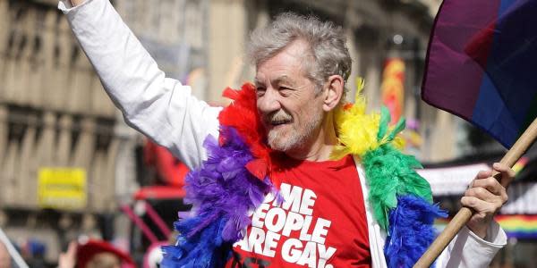 Ian McKellen pide a la comunidad gay apoyar a las personas trans: “todos debemos ser aliados”