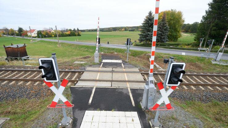 Dieser Bahnübergang in Kamenz in Sachsen funktioniert einwandfrei, doch der dazugehörige Rad- und Fußweg ist nie über das Planungsstadium hinausgekommen. Foto: dpa
