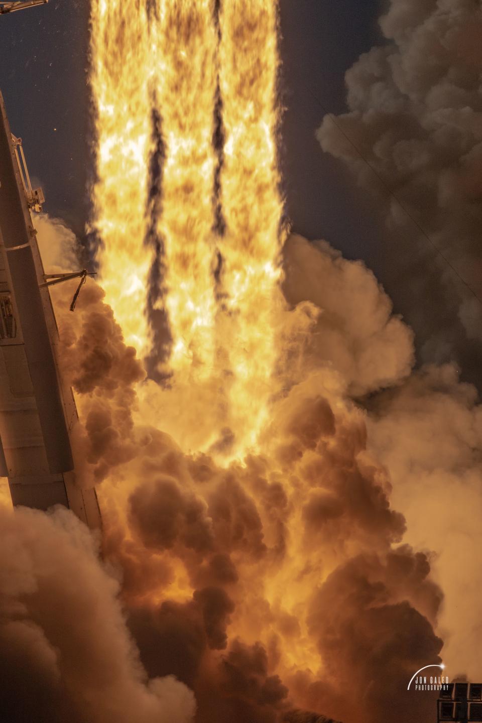 SpaceX Falcon Heavy ArabSat6A April 11 2019. Picture taken by Jon Galed