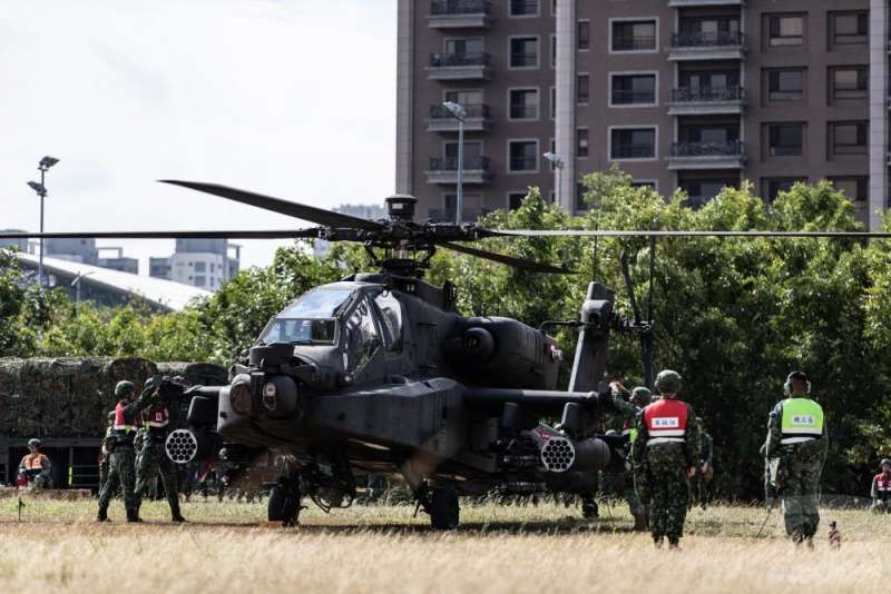 20201029-國軍戰備周持續進行，阿帕契直升機降落新竹高鐵站旁空地。（取自軍聞社）