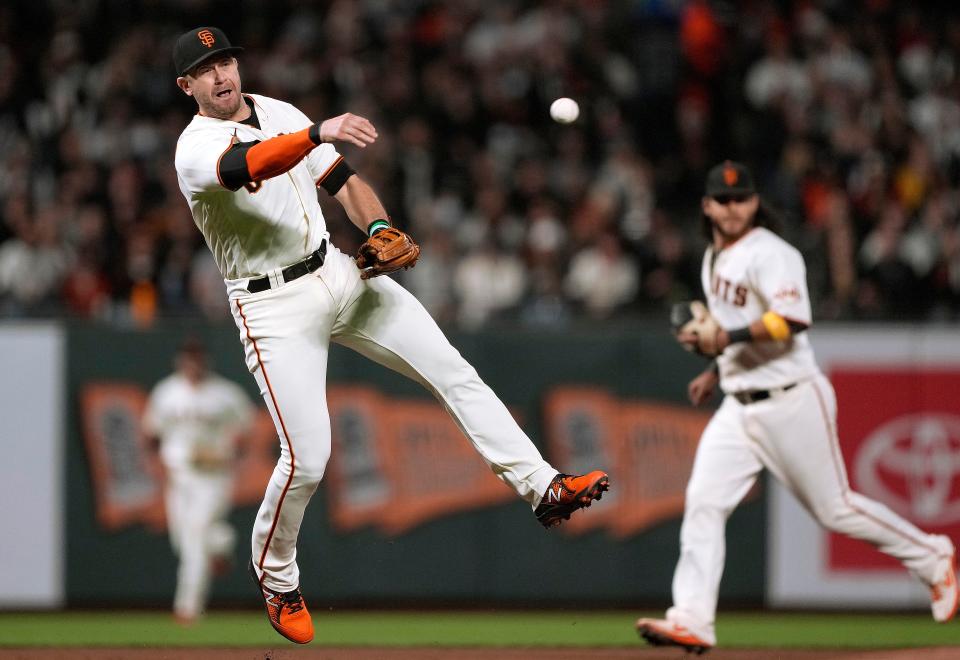 SAN FRANCISCO, CALIFORNIA - SEPTEMBER 29: Evan Longoria #10 of the San Francisco Giants throws to first base but fails to get an out on Geraldo Perdomo #2 of the Arizona Diamondbacks in the top of the fifth inning at Oracle Park on September 29, 2021 in San Francisco, California. (Photo by Thearon W. Henderson/Getty Images)