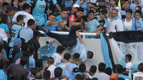 Un supporter jeté des tribunes en Argentine.