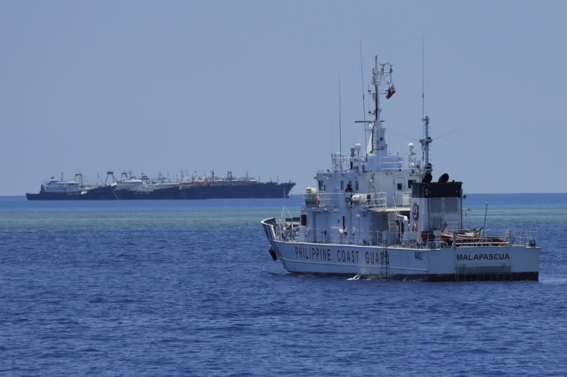 <cite>2023年4月22日，菲律賓海警船監視出現在南海爭議海域的中國海上民兵。（美聯社）</cite>