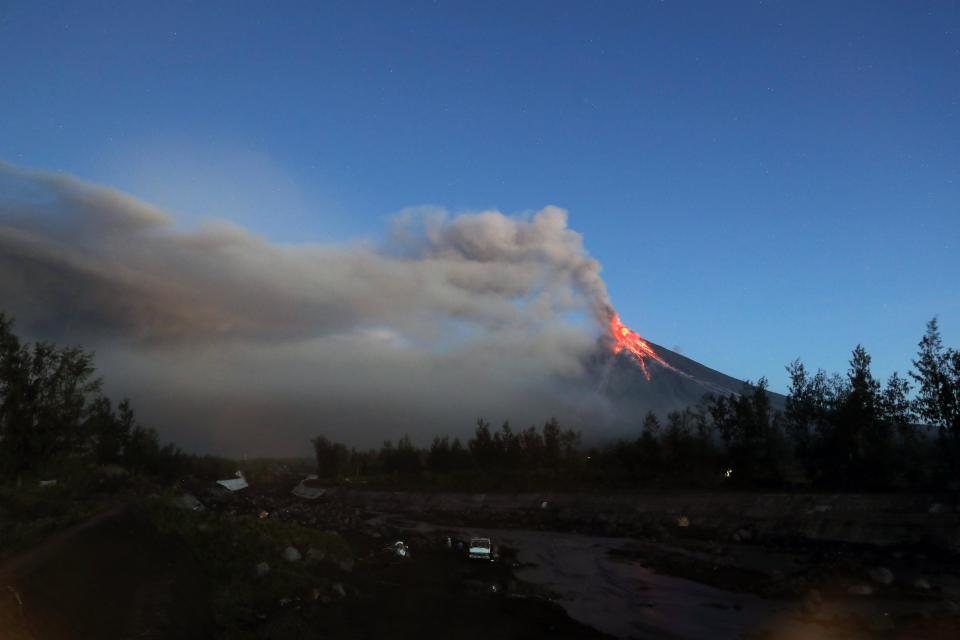 <p>FRM08. DARAGA (FILIPINAS), 23/01/2018. Vista del volcán Mayon mientras entra en erupción hoy, martes 23 de enero de 2018, en la ciudad de Daraga, provincia de Albay (Filipinas). El Instituto Filipino de Vulcanología y Sismología (PHIVOLCS) elevó el 22 de enero el nivel de alerta para el volcán Mayon en medio de temores de una erupción mayor en las próximas horas o días. “Más de 26,000 personas han sido evacuadas a refugios en el área. La zona de peligro se extiende a un radio de 8 kilómetros desde el respiradero de la cumbre. Se recomienda encarecidamente al público que esté atento y desista de ingresar a esta zona de peligro”, agregó el PHIVOLCS. EFE/FRANCIS R. MALASIG </p>