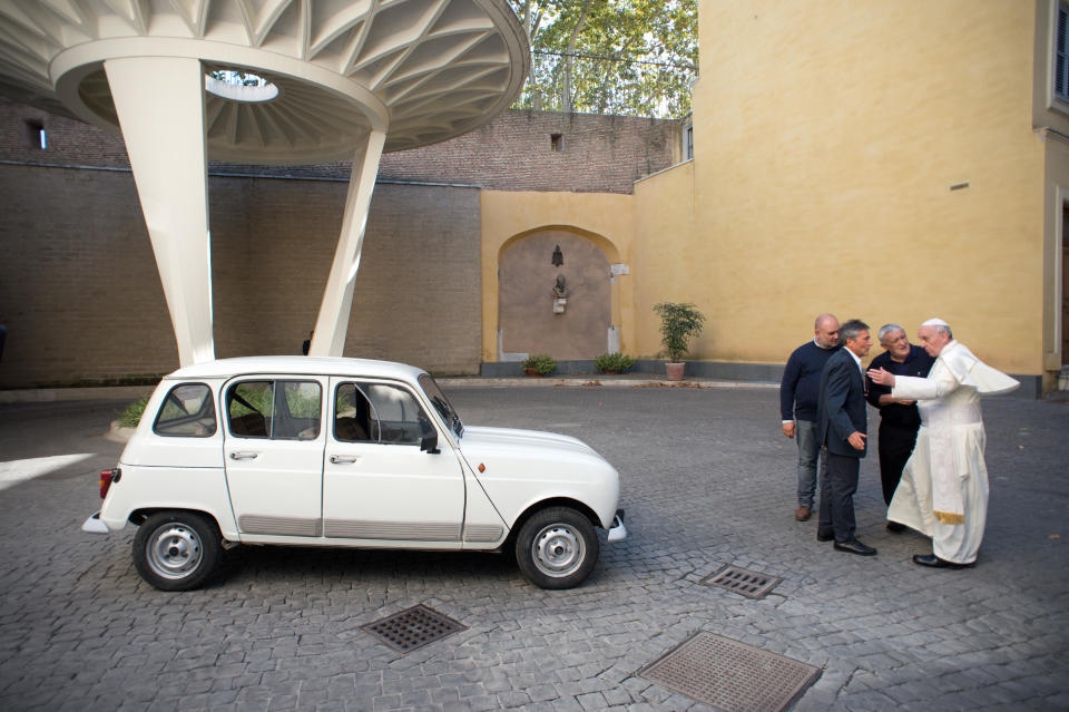 <p>Papst Franziskus ist zwar kein Spitzenpolitiker und fährt auch keine Luxuslimousine, dennoch ist seine Auto-Story erwähnenswert: Der Geistliche predigt seinen Priestern stets, keine Luxusautos zu fahren – und geht mit gutem Beispiel voran. In seiner Garage steht ein alter Renault 4, Baujahr 1984, 300.000 Kilometer, im Wert von 3.500 Euro. Der R4 ist mittlerweile ein Symbol der “armen Kirche” geworden. Nur einen Haken hat die Sache: Aus Sicherheitsgründen darf der Papst das Gefährt nicht benutzen. (Foto: gettyimages) </p>