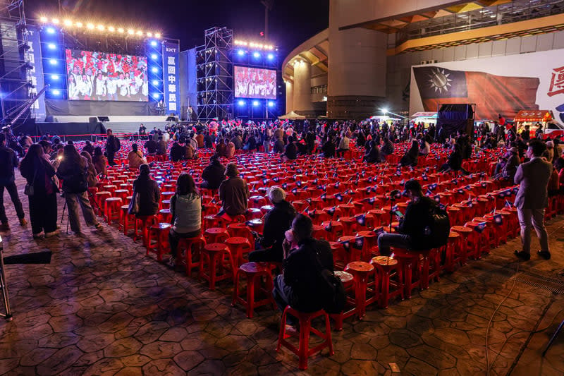 侯友宜票數仍暫時落後，在新北市板橋第一運動場的開票之夜活動現場氣氛也難掩低迷，現場人潮並不多。中央社