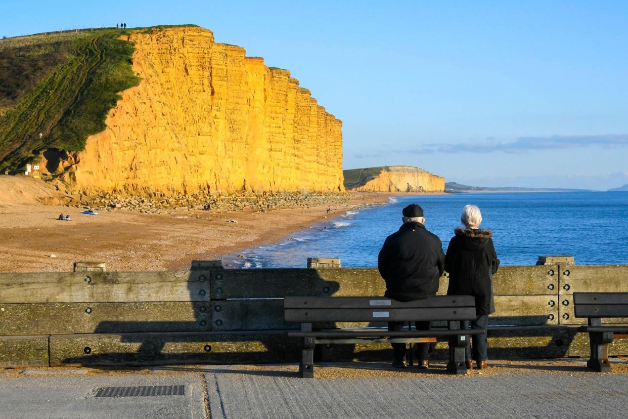 Couple enjoying winter sunshine under lockdown in Dorset (Alamy Live News.)