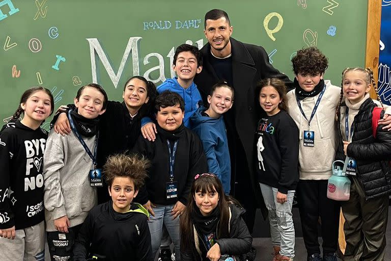 El campeón del mundo Guido Rodríguez junto al elenco infantil de  Matilda, el musical