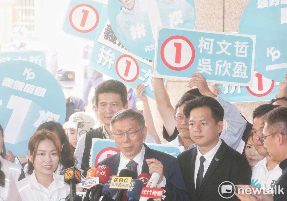 中選會舉辦總統副總統候選人號次抽籤，民眾黨總統候選人柯文哲抽到籤王1號。   圖：張良一/攝