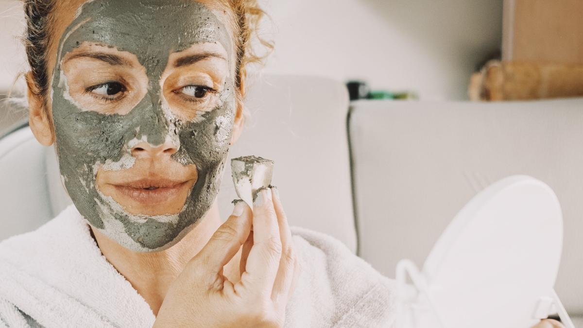 The inner monologue of a person who can’t take off her detoxifying clay mask