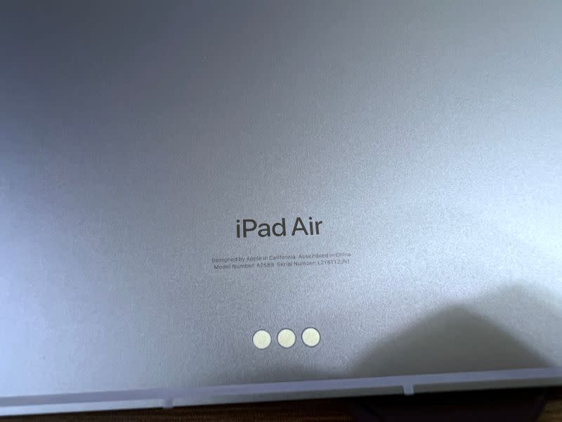 ▲iPad Air 5 和上一代的外觀差異不大，唯獨機背上印有「Air」字樣是很明顯的差異。（圖/記者周淑萍攝）