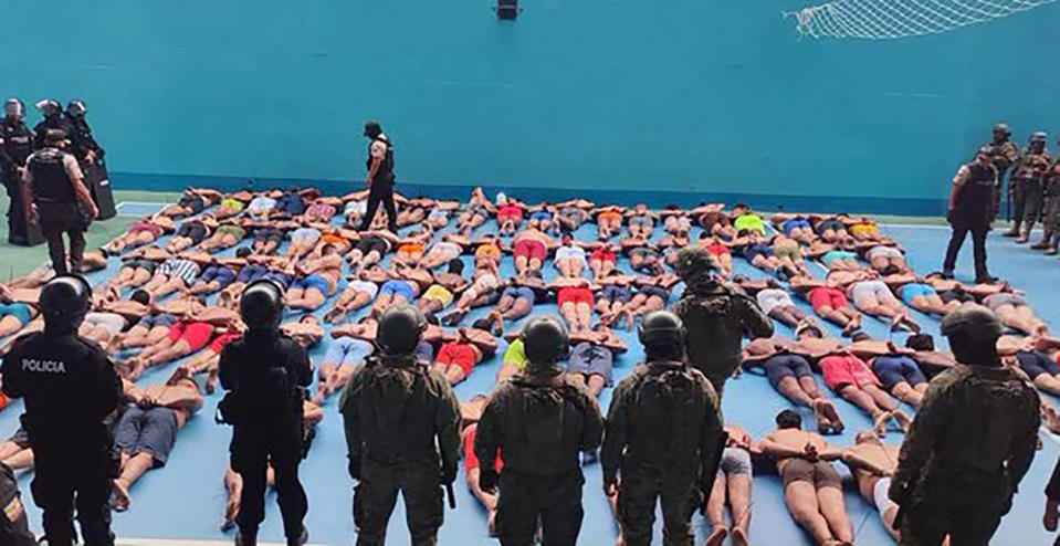 Cette photo publiée par les forces armées équatoriennes a été prise lors d’une opération conjointe de la police et de l’armée au pénitencier de la zone n°8 à Guayaquil, en Équateur, le 12 août 2023.