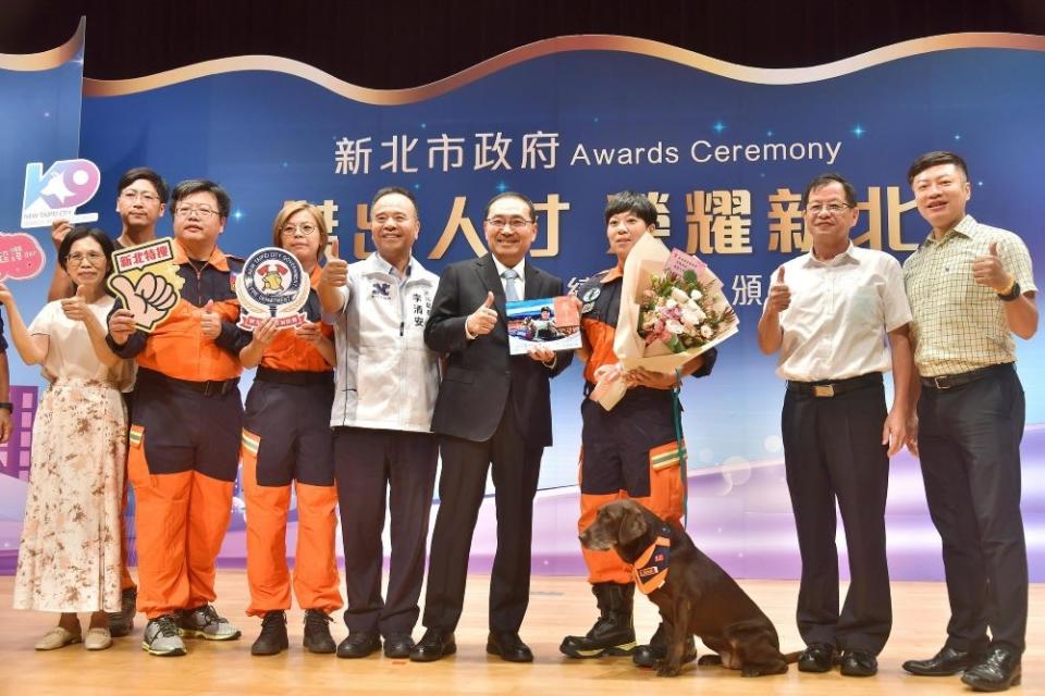 《圖說》新北市消防局特搜大隊領犬員羅浩芳帶領搜救犬Amei，一出場就吸引眾人目光。〈人事處提供〉